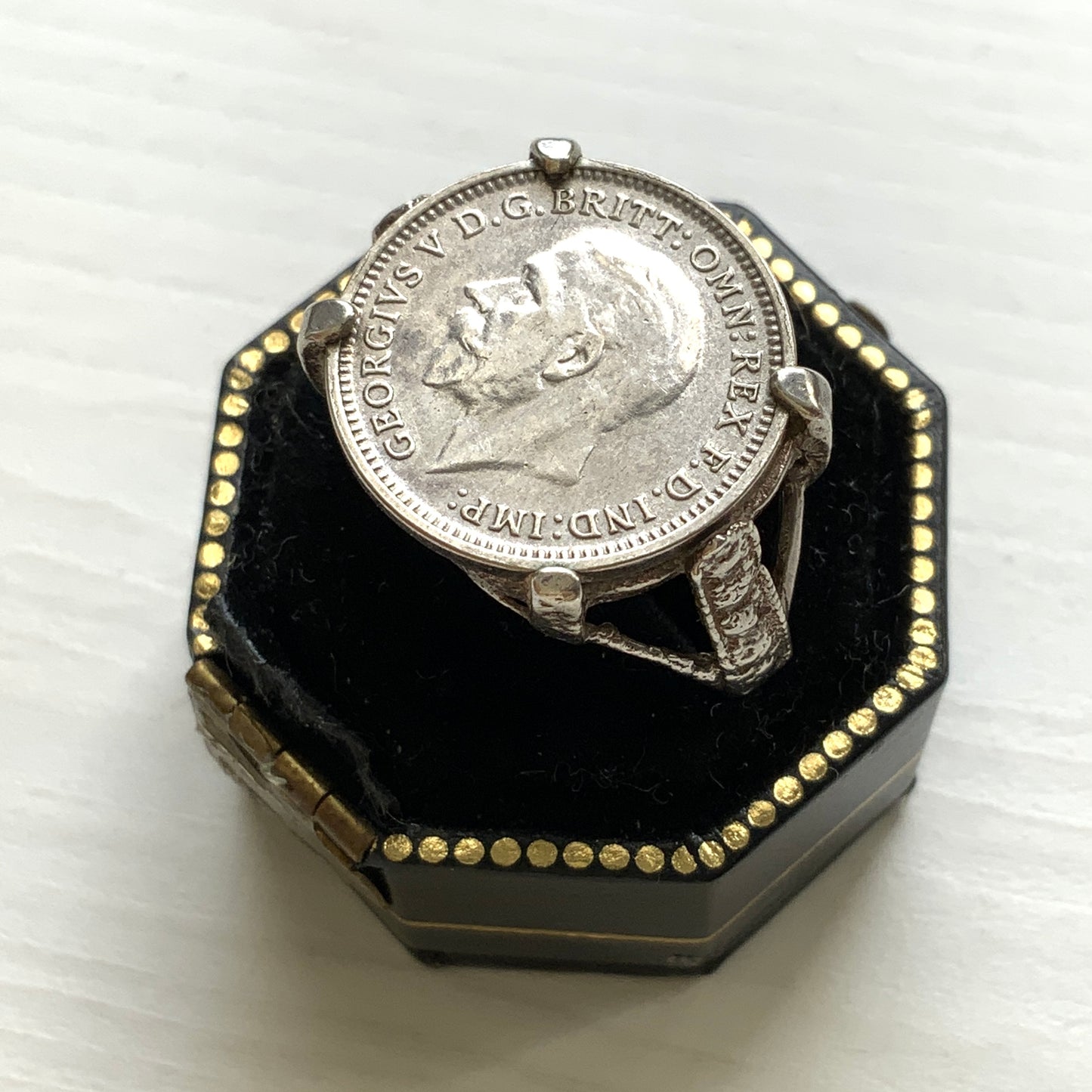 A vintage sterling silver ring set with a 1936 threepence coin. 1936年発行のスリーペンスコインをあしらったヴィンテージシルバーリング。