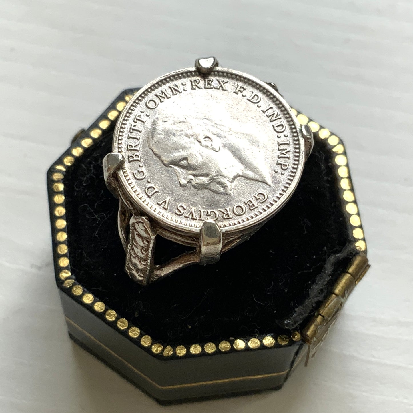 A vintage sterling silver ring set with a 1936 threepence coin. 1936年発行のスリーペンスコインをあしらったヴィンテージシルバーリング。