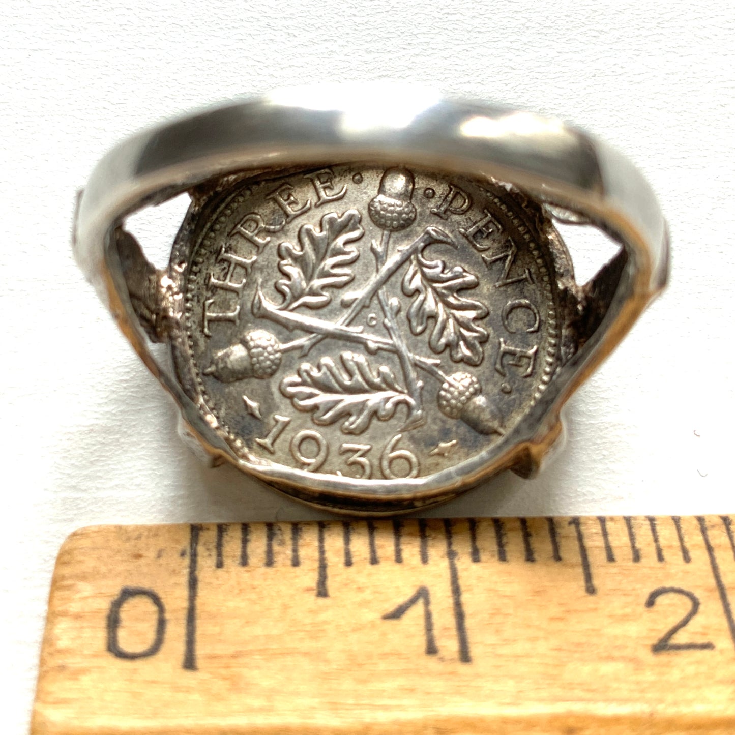 A vintage sterling silver ring set with a 1936 threepence coin. 1936年発行のスリーペンスコインをあしらったヴィンテージシルバーリング。