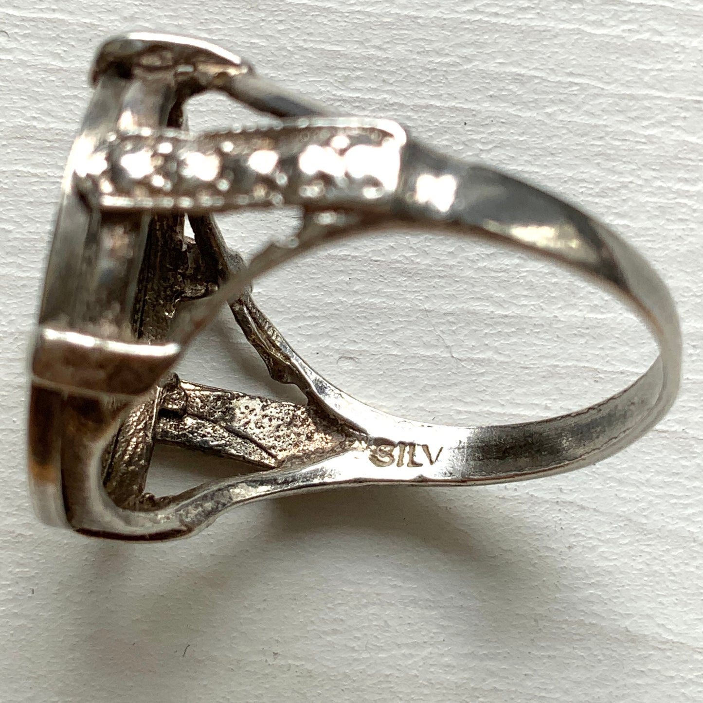 A vintage sterling silver ring set with a 1936 threepence coin. 1936年発行のスリーペンスコインをあしらったヴィンテージシルバーリング。