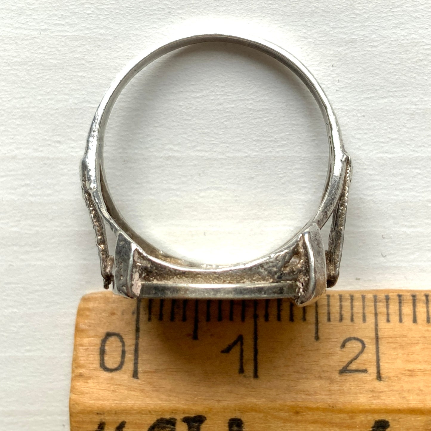 A vintage sterling silver ring set with a 1936 threepence coin. 1936年発行のスリーペンスコインをあしらったヴィンテージシルバーリング。
