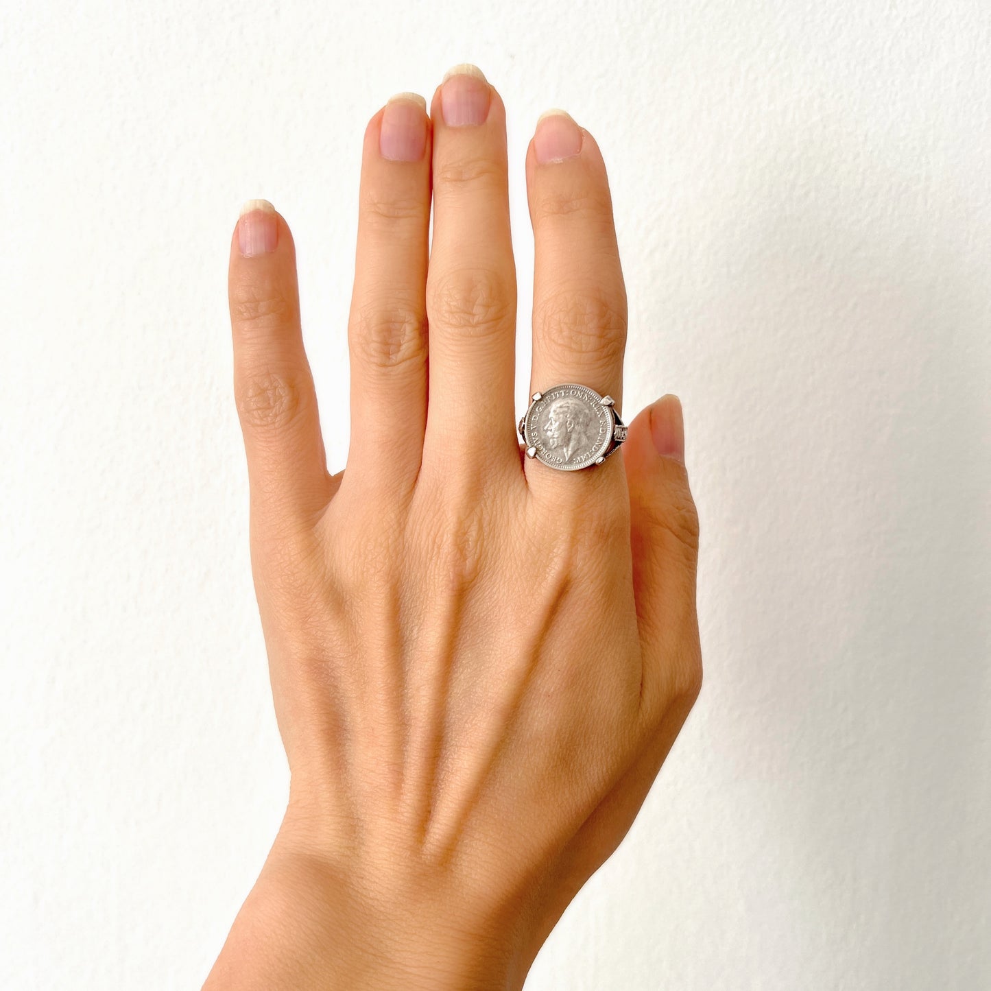 A vintage sterling silver ring set with a 1936 threepence coin. 1936年発行のスリーペンスコインをあしらったヴィンテージシルバーリング。