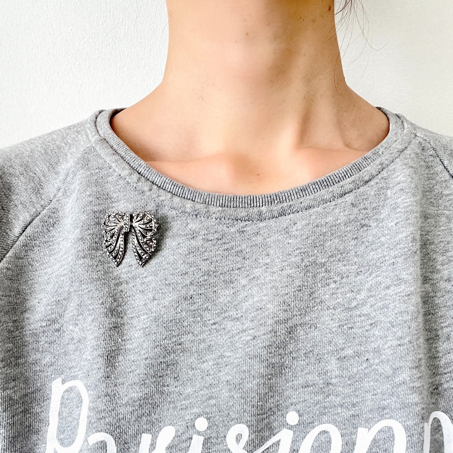 A silver bow brooch set with marcasites. シルバーにマーカサイトがあしらわれたリボンのブローチ。