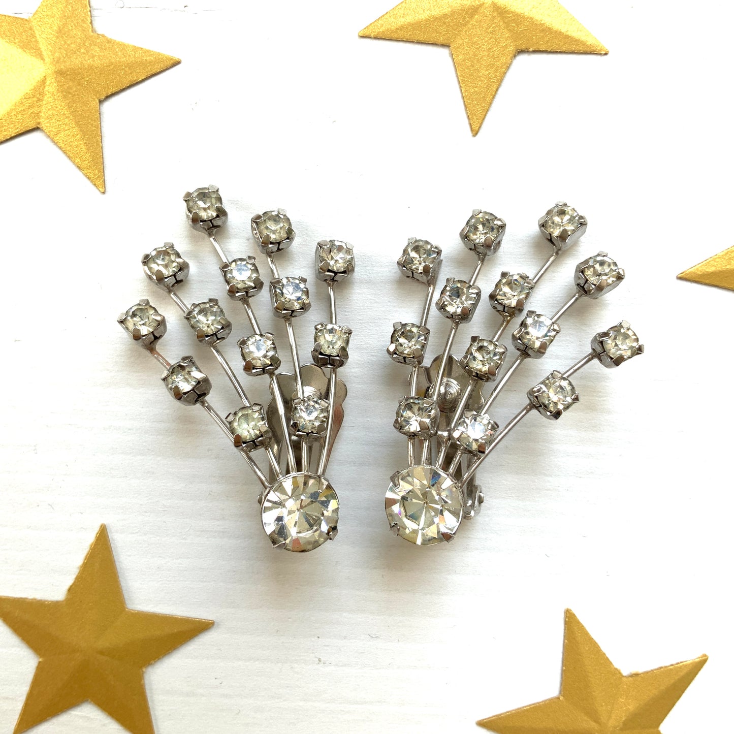Clip-on earrings featuring clear rhinestones design that resembles a shooting star. クリアラインストーンの、まるでシューティングスター(流れ星)のようなデザインのクリップイヤリング。