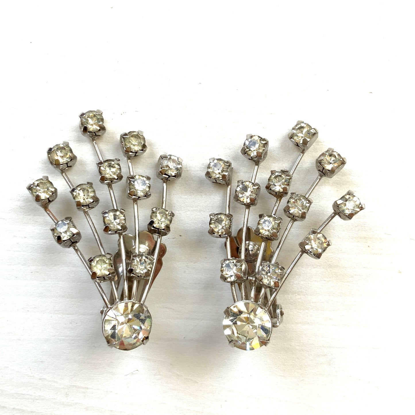 Clip-on earrings featuring clear rhinestones design that resembles a shooting star. クリアラインストーンの、まるでシューティングスター(流れ星)のようなデザインのクリップイヤリング。
