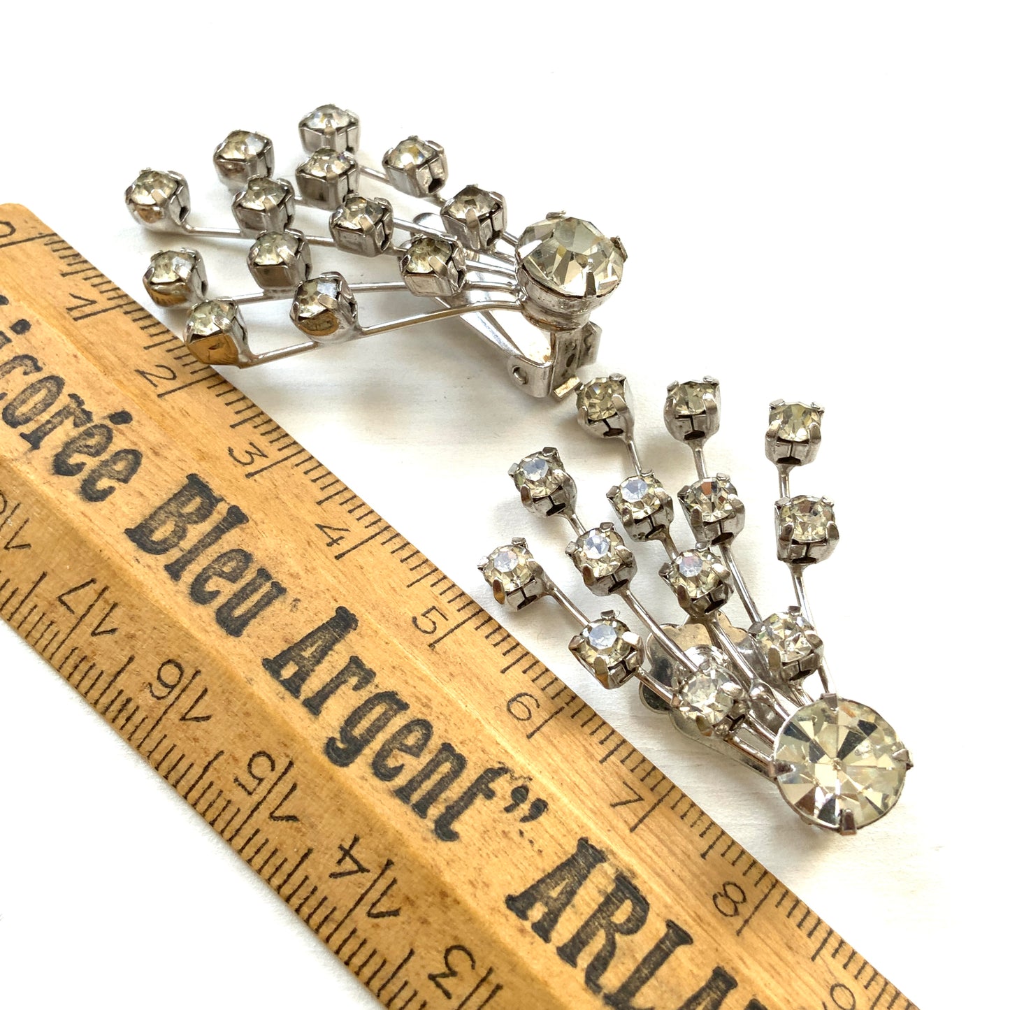Clip-on earrings featuring clear rhinestones design that resembles a shooting star. クリアラインストーンの、まるでシューティングスター(流れ星)のようなデザインのクリップイヤリング。