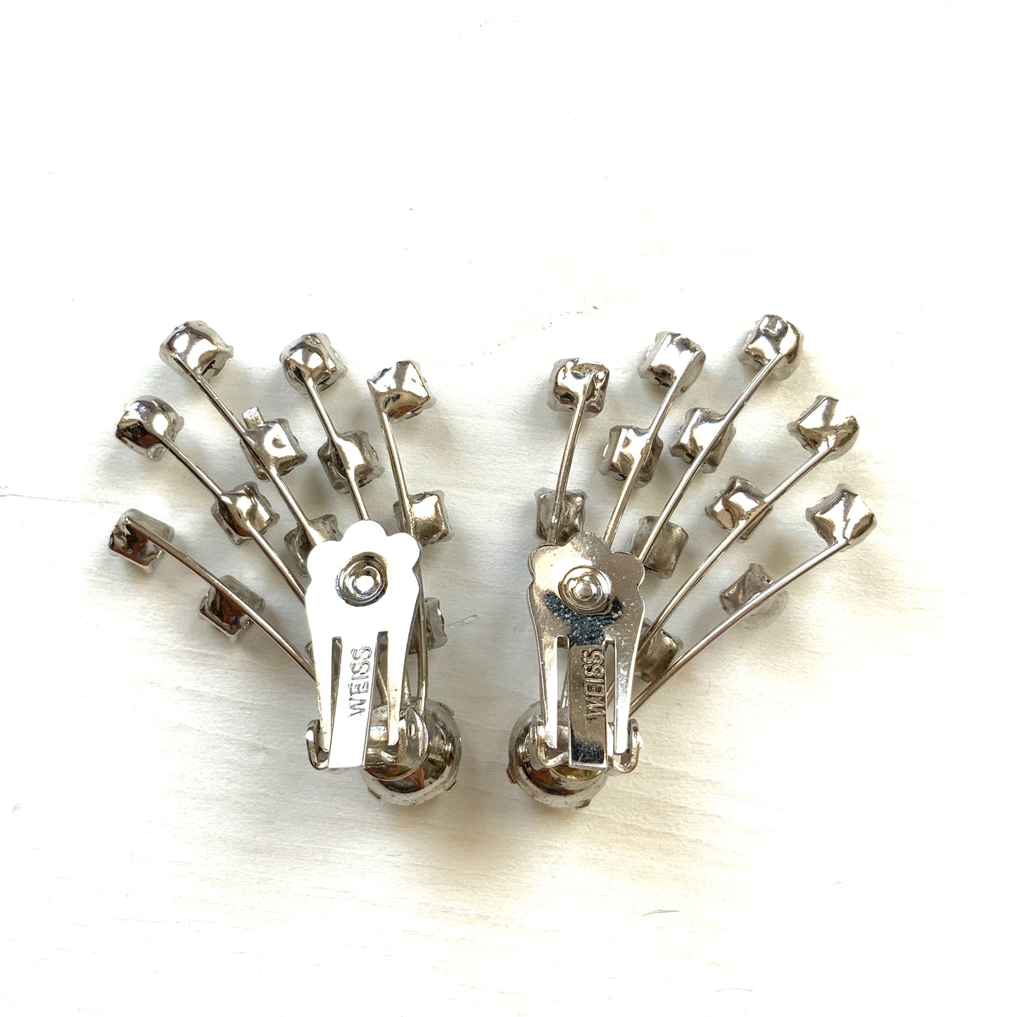 Clip-on earrings featuring clear rhinestones design that resembles a shooting star. クリアラインストーンの、まるでシューティングスター(流れ星)のようなデザインのクリップイヤリング。