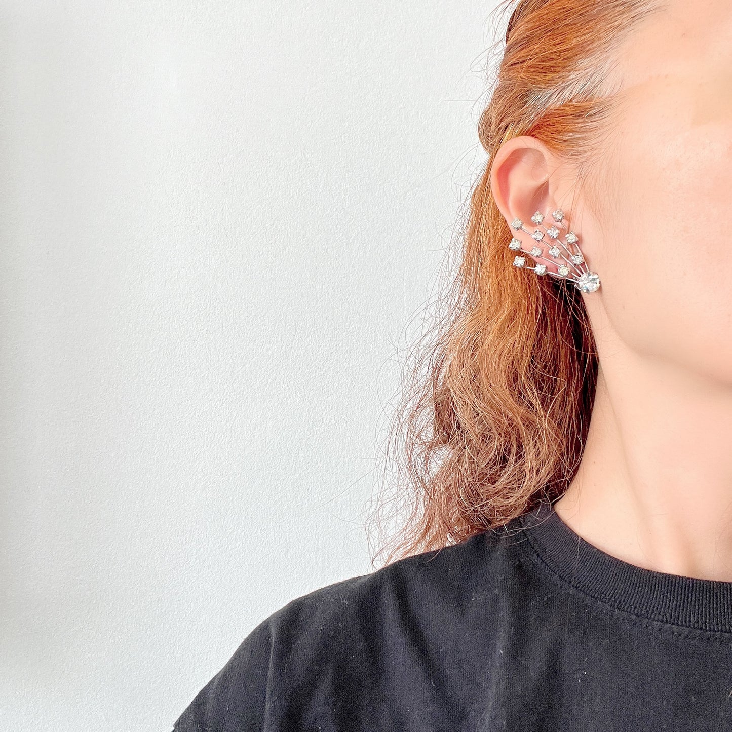 Clip-on earrings featuring clear rhinestones design that resembles a shooting star. クリアラインストーンの、まるでシューティングスター(流れ星)のようなデザインのクリップイヤリング。