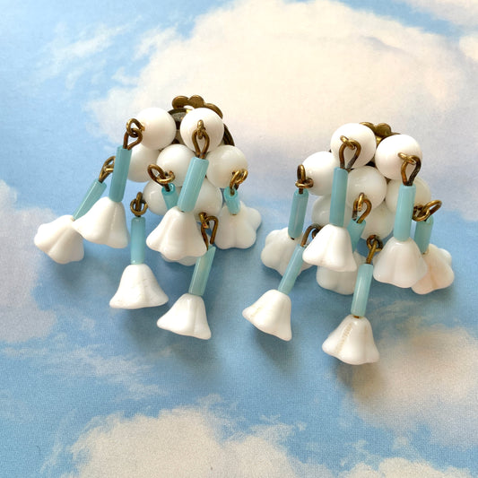 These clip-on earrings feature a waterfall design with white glass flower beads that gently dangle. 白いお花のグラスビーズがゆれるウォーターフォールスタイルのクリップイヤリング。