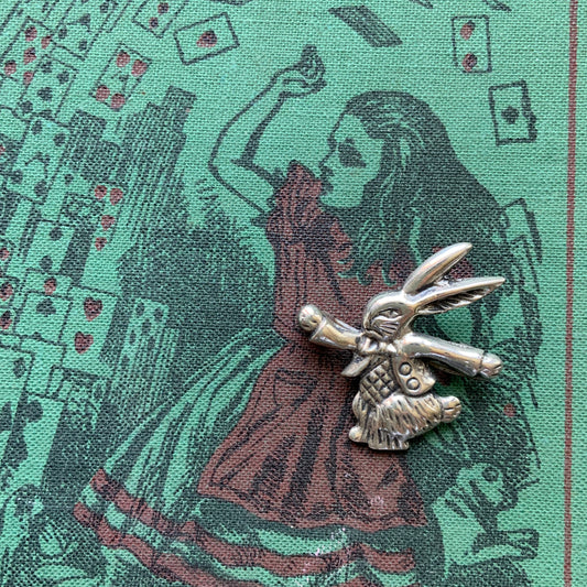 This silver brooch features a rabbit dressed in a waistcoat and jacket. ベストとジャケットを着たうさぎのシルバーブローチ。