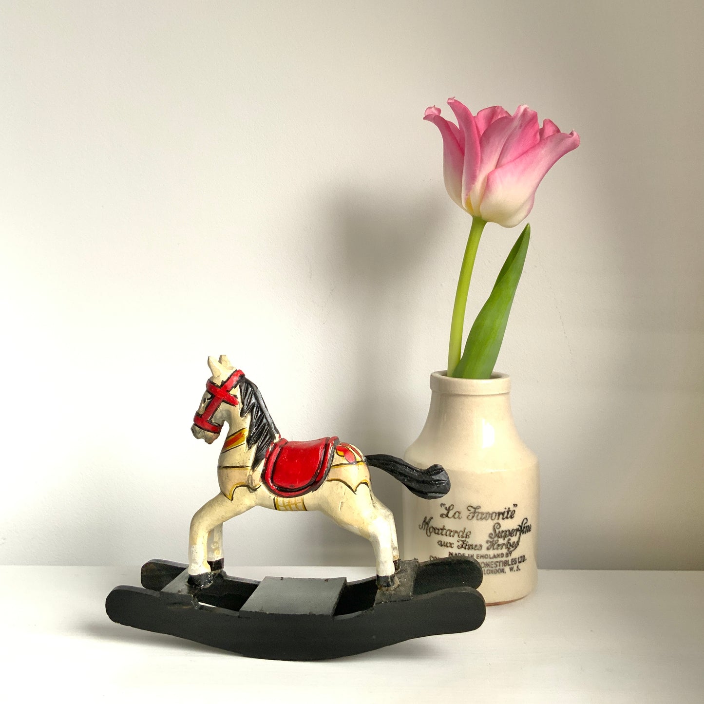 A vintage wooden rocking horse object. ヴィンテージの木製ロッキングホースのオブジェ。