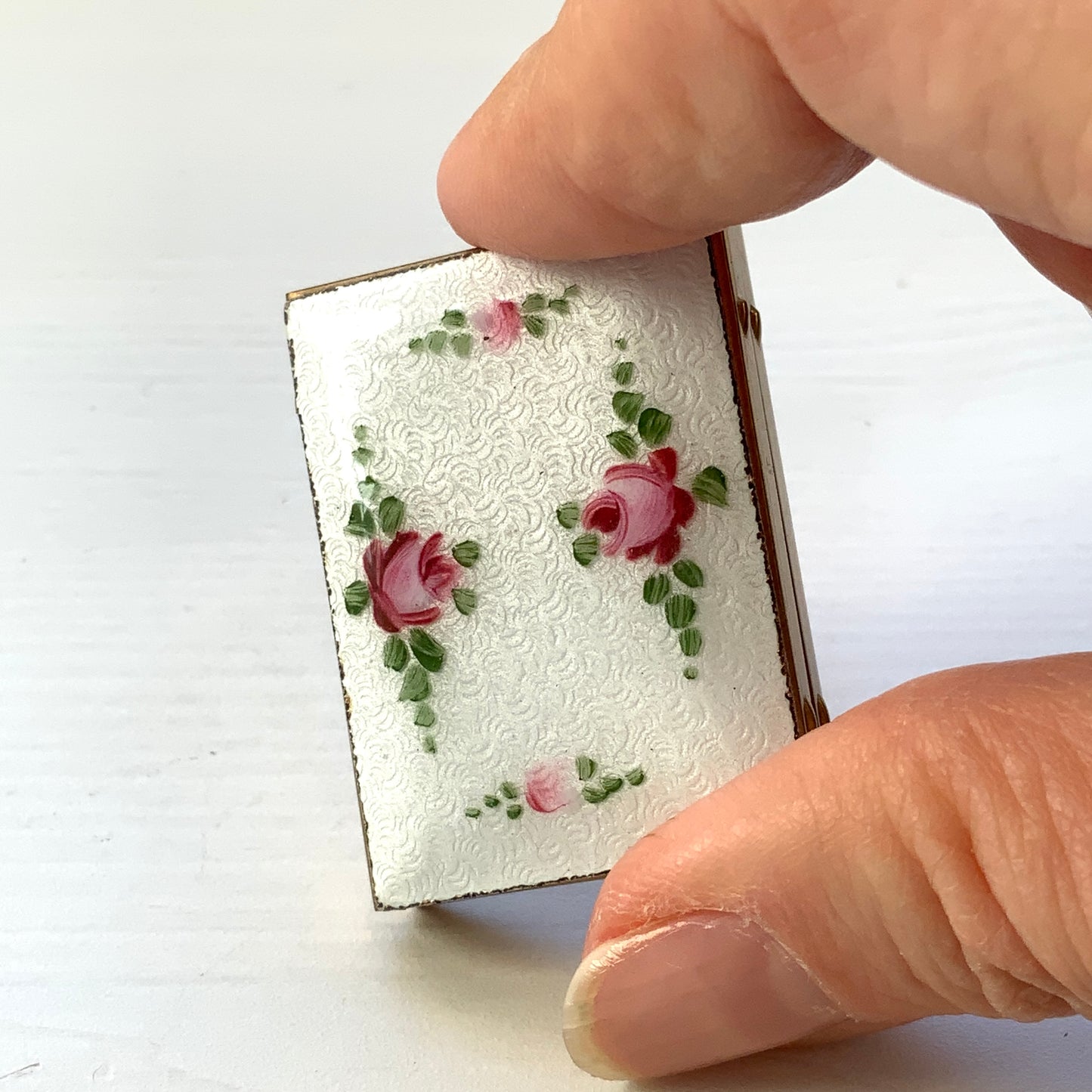 A miniature photo frame decorated with beautiful guilloché enamel. 美しいギヨシェエナメルが施された、ミニサイズのフォトフレーム。