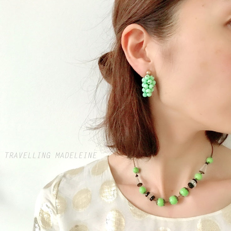Vintage screw-back earrings adorned with soft mint green glass beads. ミントグリーンのグラスビーズをたっぷりと使用したヴィンテージのスクリューバックイヤリング。