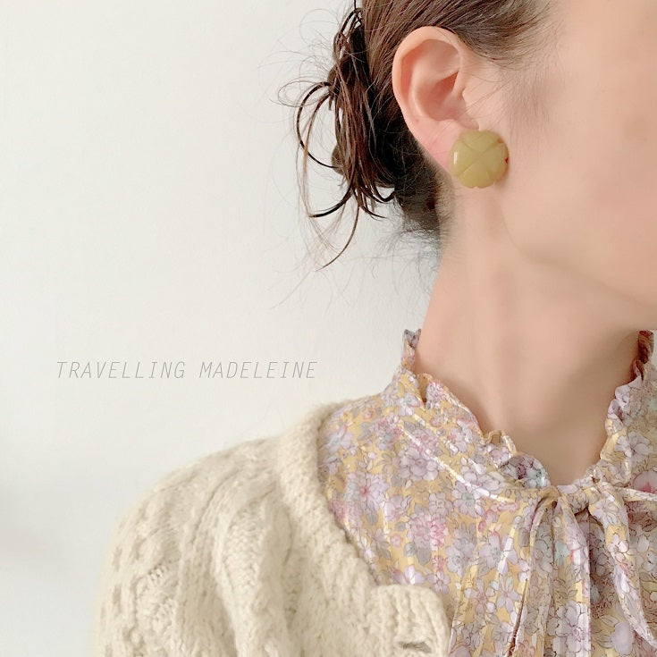 Vintage clip-on earrings in the shape of four-leaf clovers, crafted from olive-toned yellow Bakelite. オリーブがかったイエローカラーの四葉のクローバーのヴィンテージクリップイヤリング。