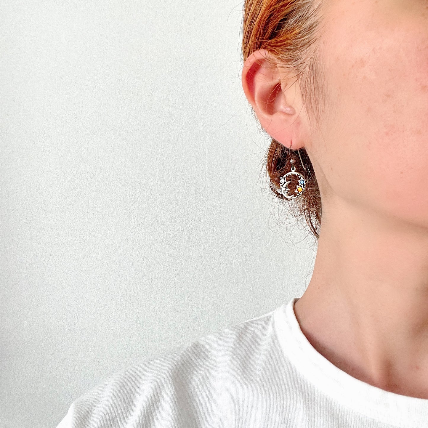 A charming pair of vintage sterling silver earrings by Shube, featuring a gentle smiling moon and star. 穏やかな微笑みをたたえた月と星のShubeのヴィンテージシルバーピアス。