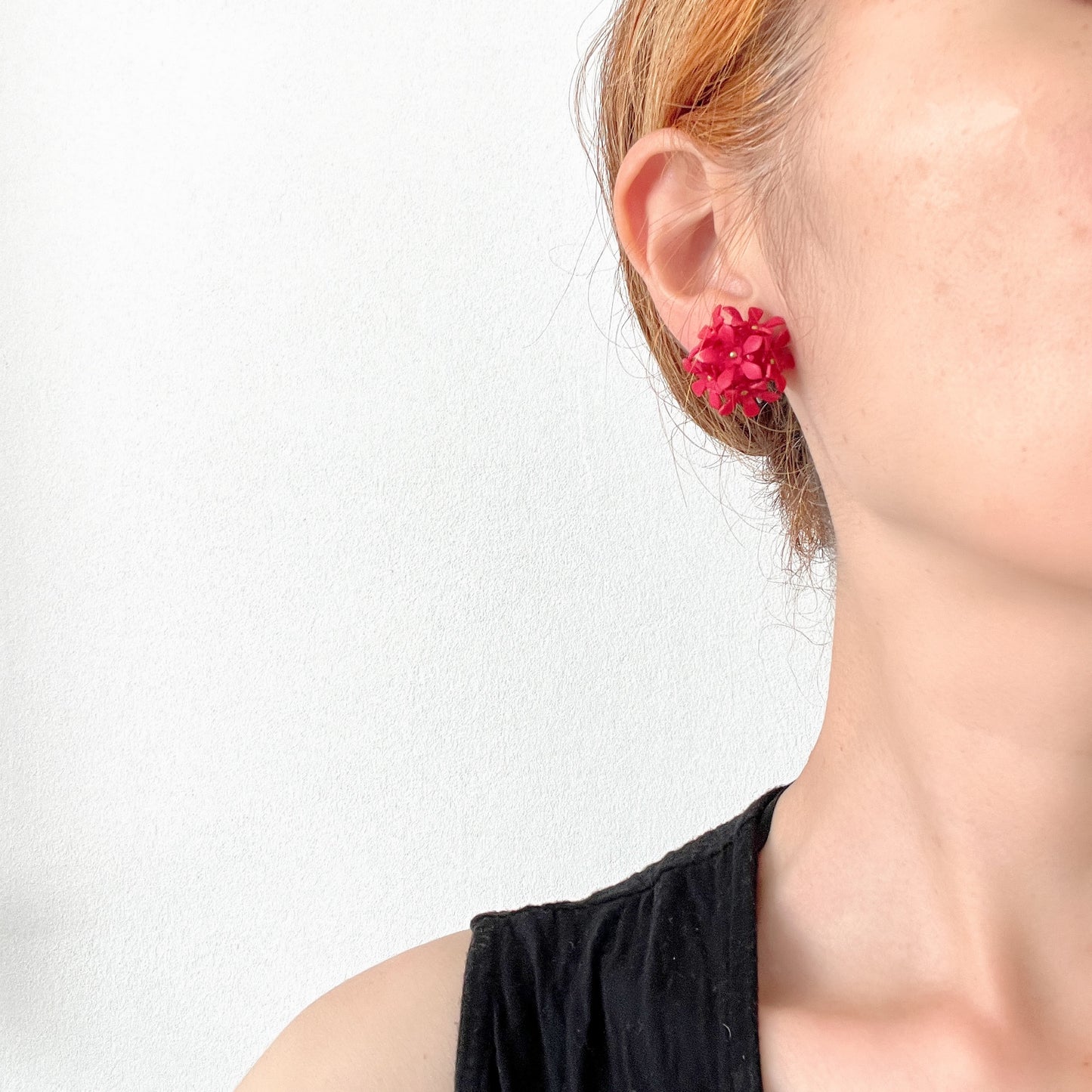 A charming pair of 1960s screw back earrings from Czechoslovakia, featuring vibrant red plastic flowers arranged in a beautiful three-dimensional cluster. 赤いお花の1960年代のチェコスロヴァキアのヴィンテージスクリューイヤリング。