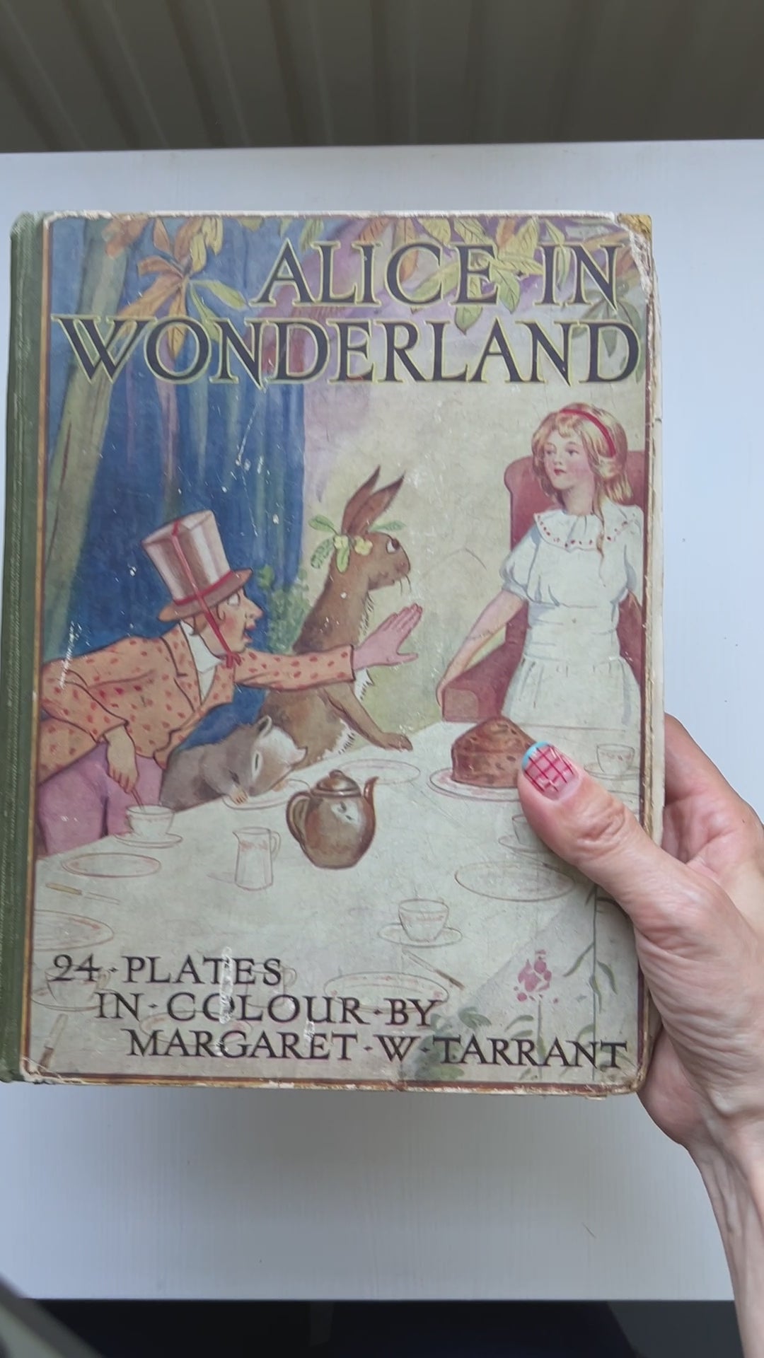 Published by Ward, Lock & Co. as part of the "Sunshine Series", this edition of Alice’s Adventures in Wonderland. ワード・ロック社の「サンシャイン・シリーズ」から出版された『不思議の国のアリス』。