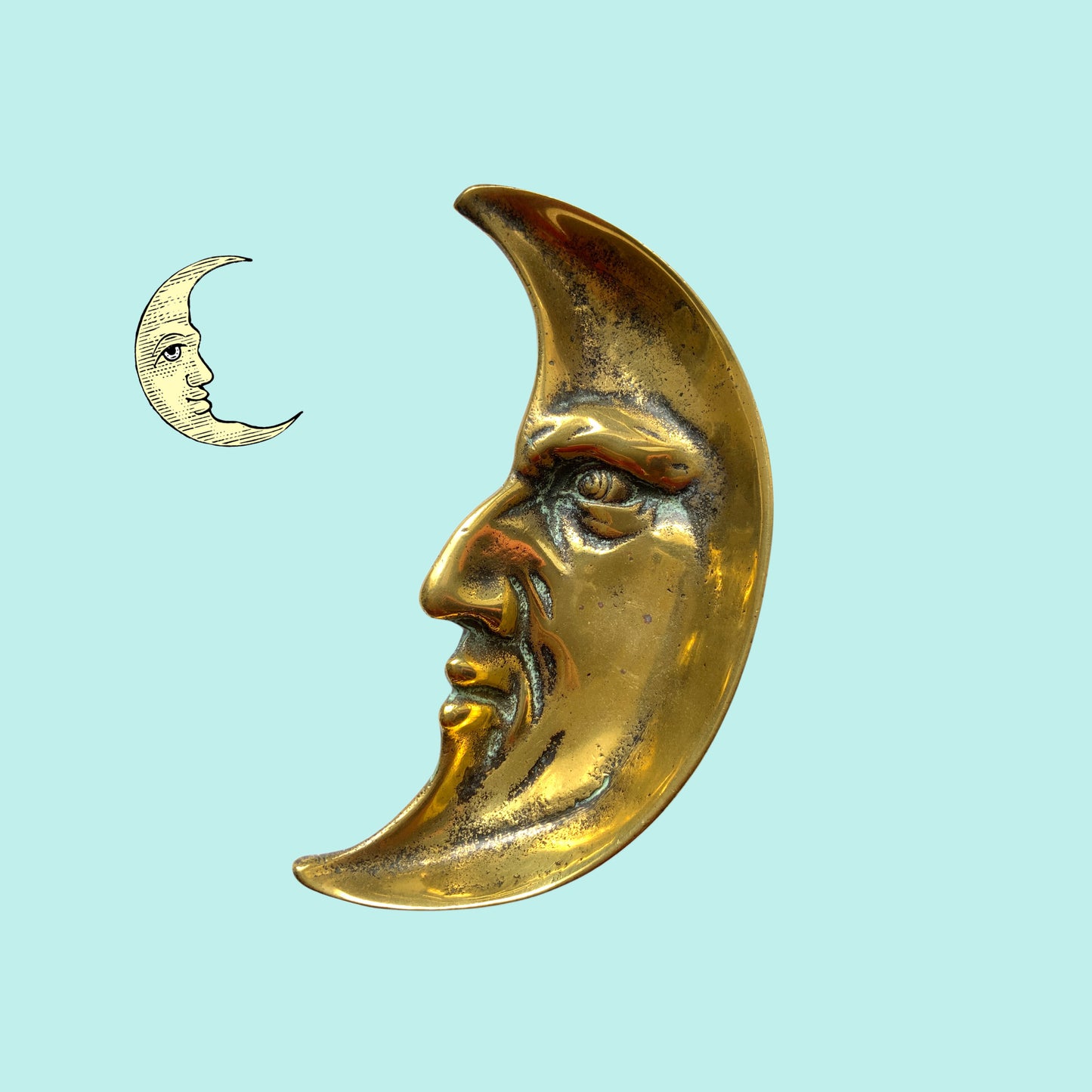 A vintage brass crescent moon ashtray featuring a serene expression. 穏やかな表情を浮かべた三日月が印象的なヴィンテージの真鍮製アッシュトレイ。