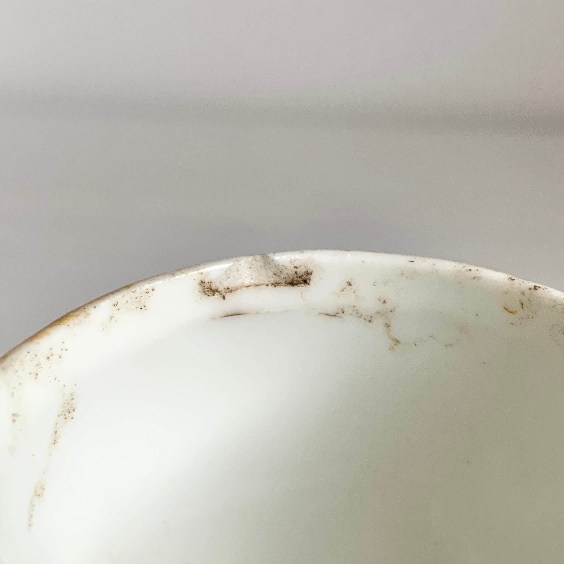 A charming vintage egg cup featuring a smiling child with blue eyes and blonde hair. ブルーアイズとブロンドヘアが印象的な、愛らしい笑顔を浮かべた子どもの顔のヴィンテージエッグカップ。 