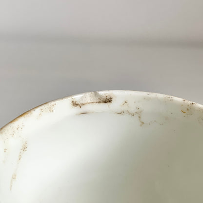 A charming vintage egg cup featuring a smiling child with blue eyes and blonde hair. ブルーアイズとブロンドヘアが印象的な、愛らしい笑顔を浮かべた子どもの顔のヴィンテージエッグカップ。 