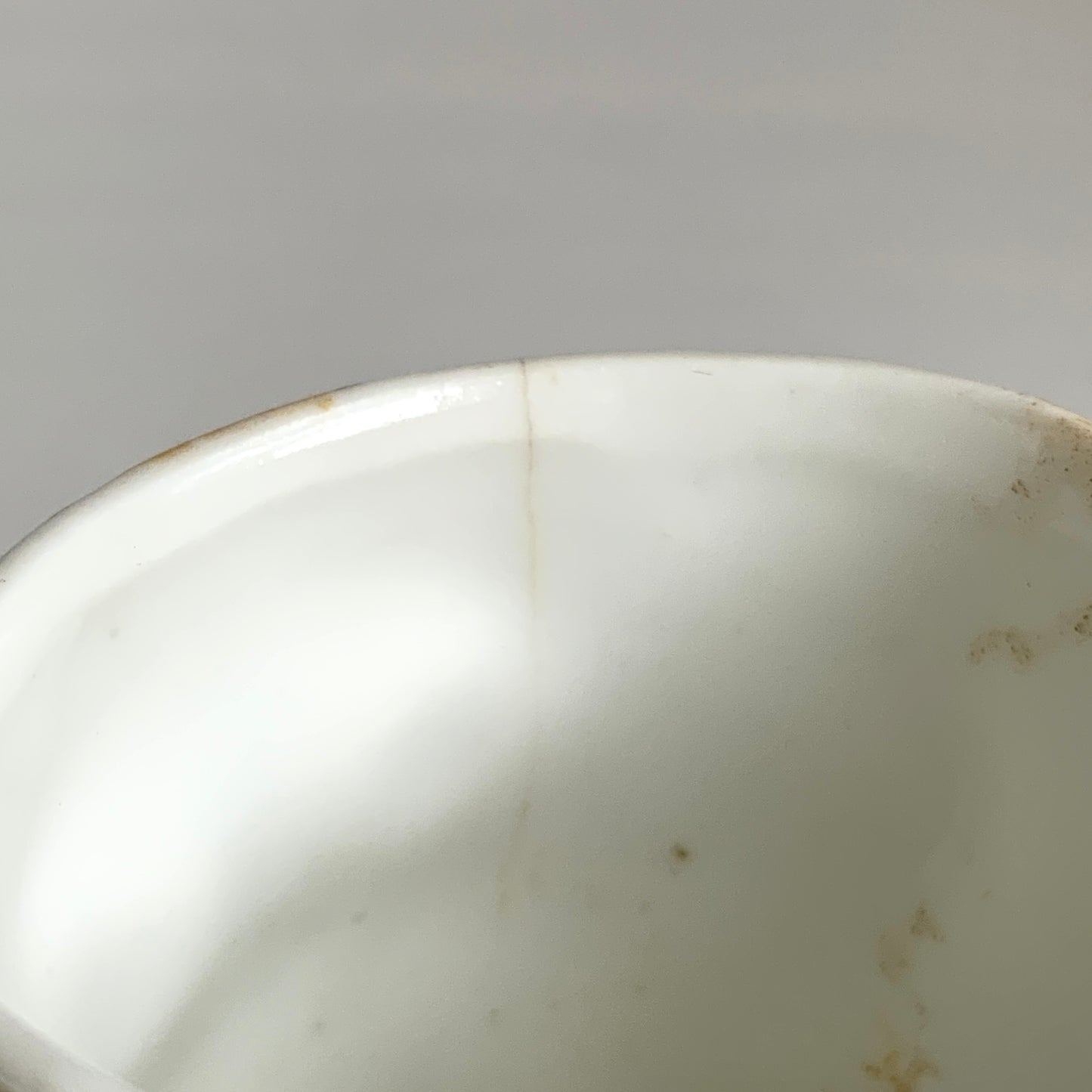 A charming vintage egg cup featuring a smiling child with blue eyes and blonde hair. ブルーアイズとブロンドヘアが印象的な、愛らしい笑顔を浮かべた子どもの顔のヴィンテージエッグカップ。 