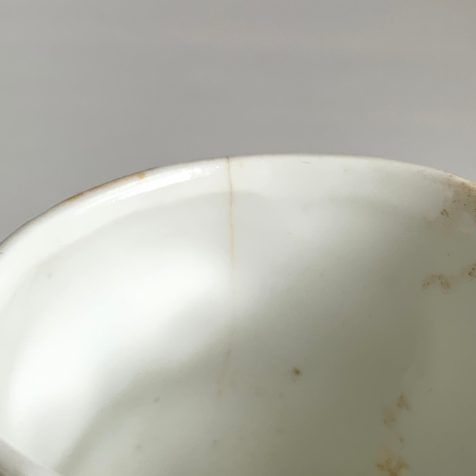 A charming vintage egg cup featuring a smiling child with blue eyes and blonde hair. ブルーアイズとブロンドヘアが印象的な、愛らしい笑顔を浮かべた子どもの顔のヴィンテージエッグカップ。 