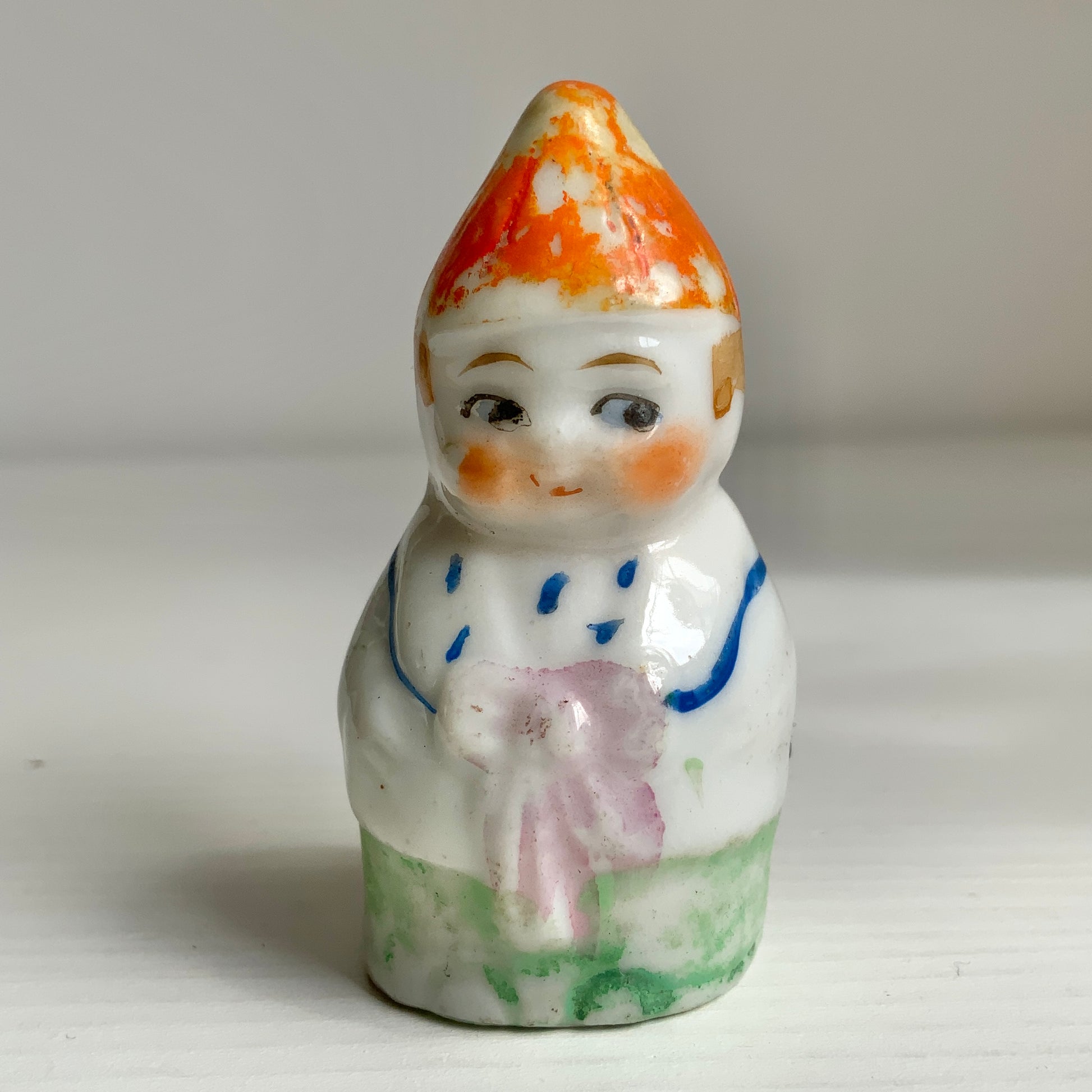 A charming vintage salt shaker modelled as a sweet child figure.  愛らしい子どもの姿をかたどったヴィンテージソルトシェイカー。