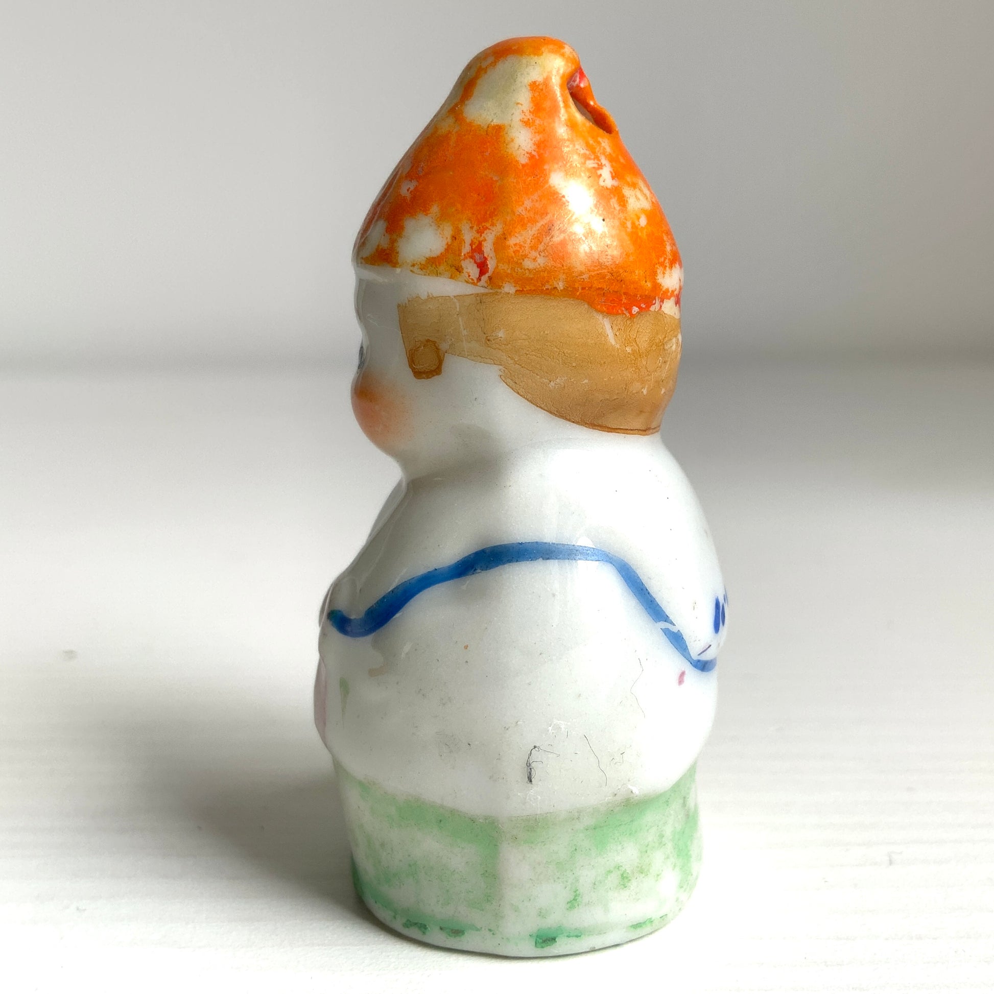 A charming vintage salt shaker modelled as a sweet child figure.  愛らしい子どもの姿をかたどったヴィンテージソルトシェイカー。