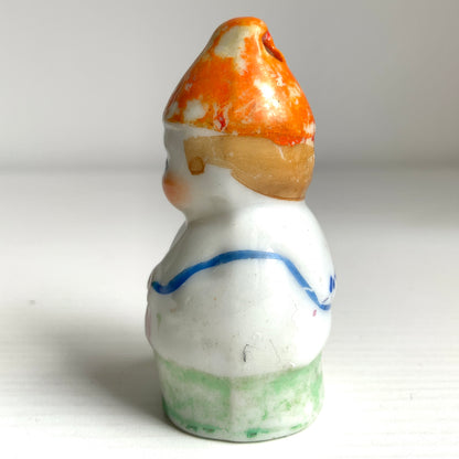 A charming vintage salt shaker modelled as a sweet child figure.  愛らしい子どもの姿をかたどったヴィンテージソルトシェイカー。