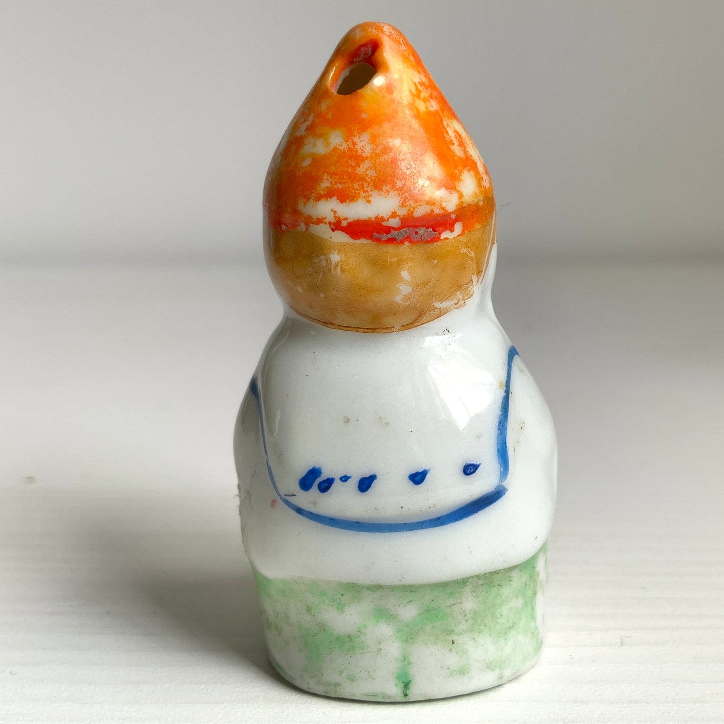 A charming vintage salt shaker modelled as a sweet child figure.  愛らしい子どもの姿をかたどったヴィンテージソルトシェイカー。