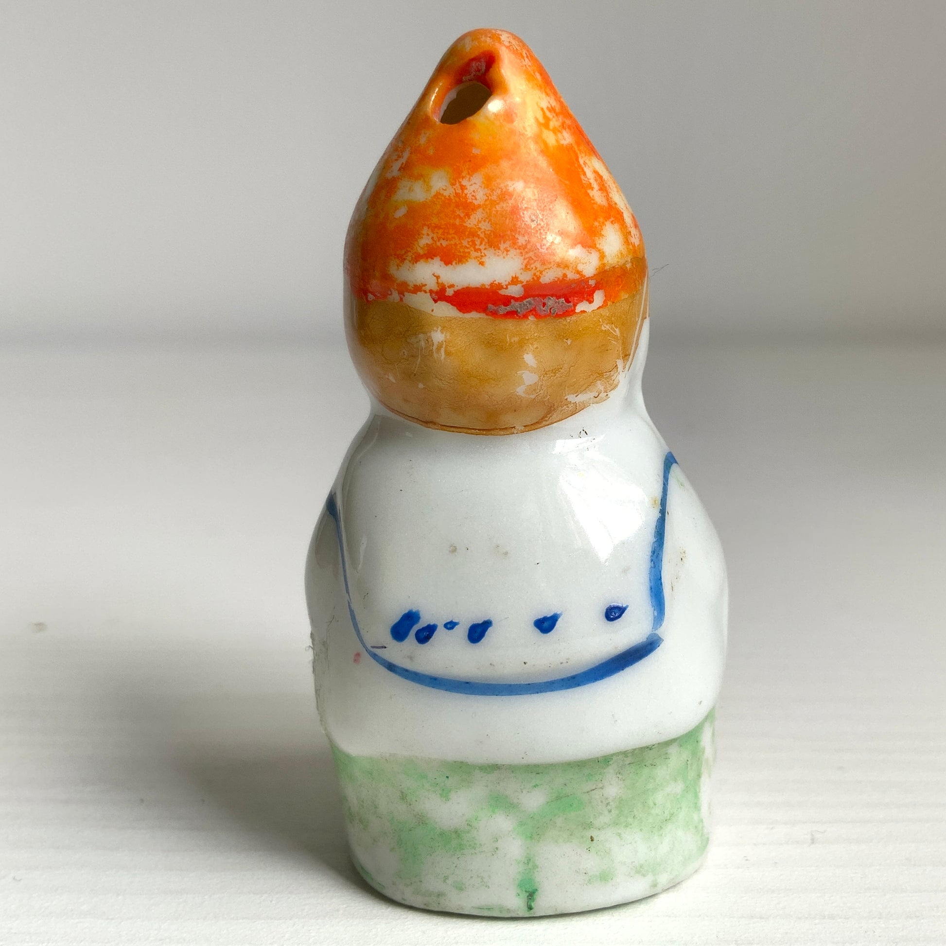 A charming vintage salt shaker modelled as a sweet child figure.  愛らしい子どもの姿をかたどったヴィンテージソルトシェイカー。