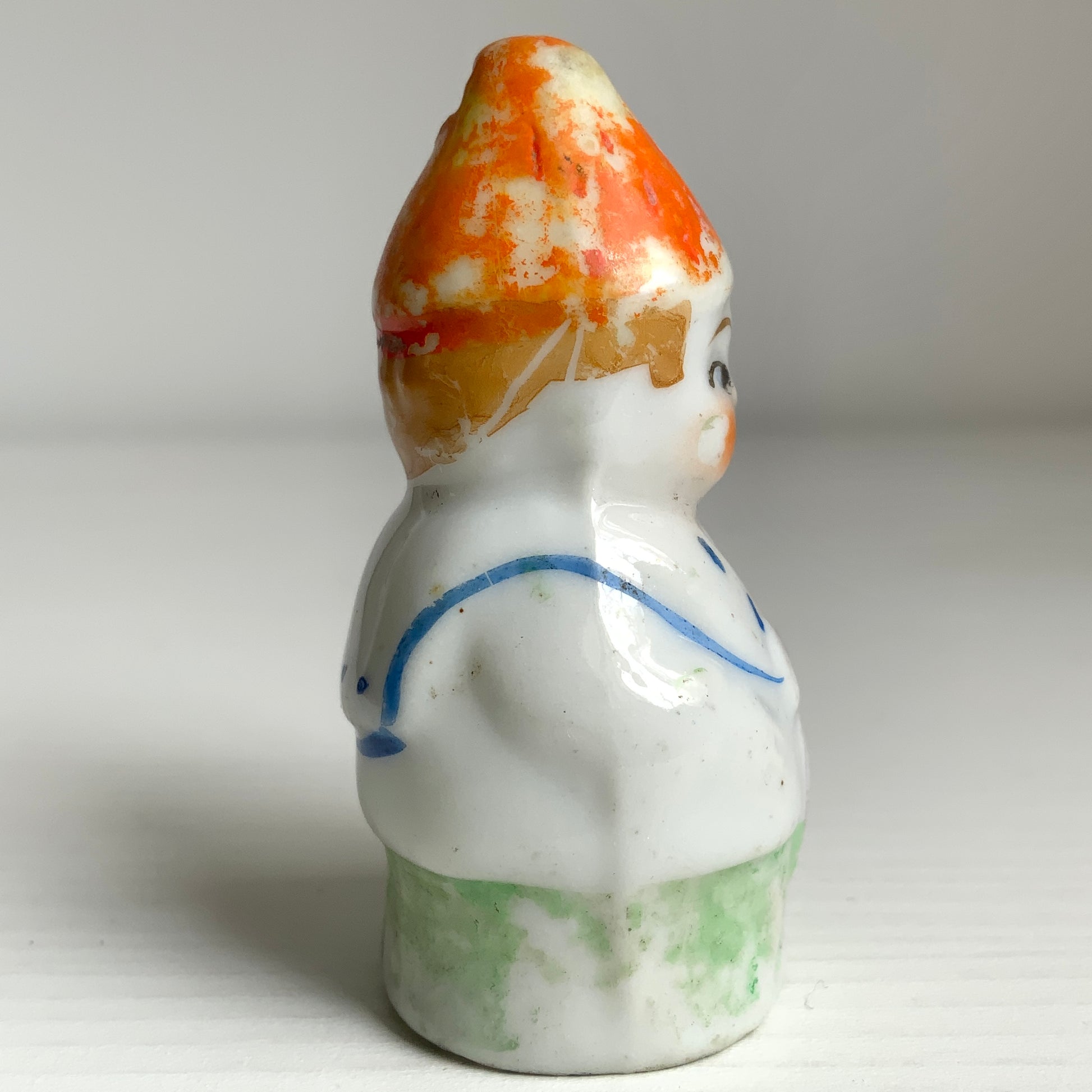 A charming vintage salt shaker modelled as a sweet child figure.  愛らしい子どもの姿をかたどったヴィンテージソルトシェイカー。