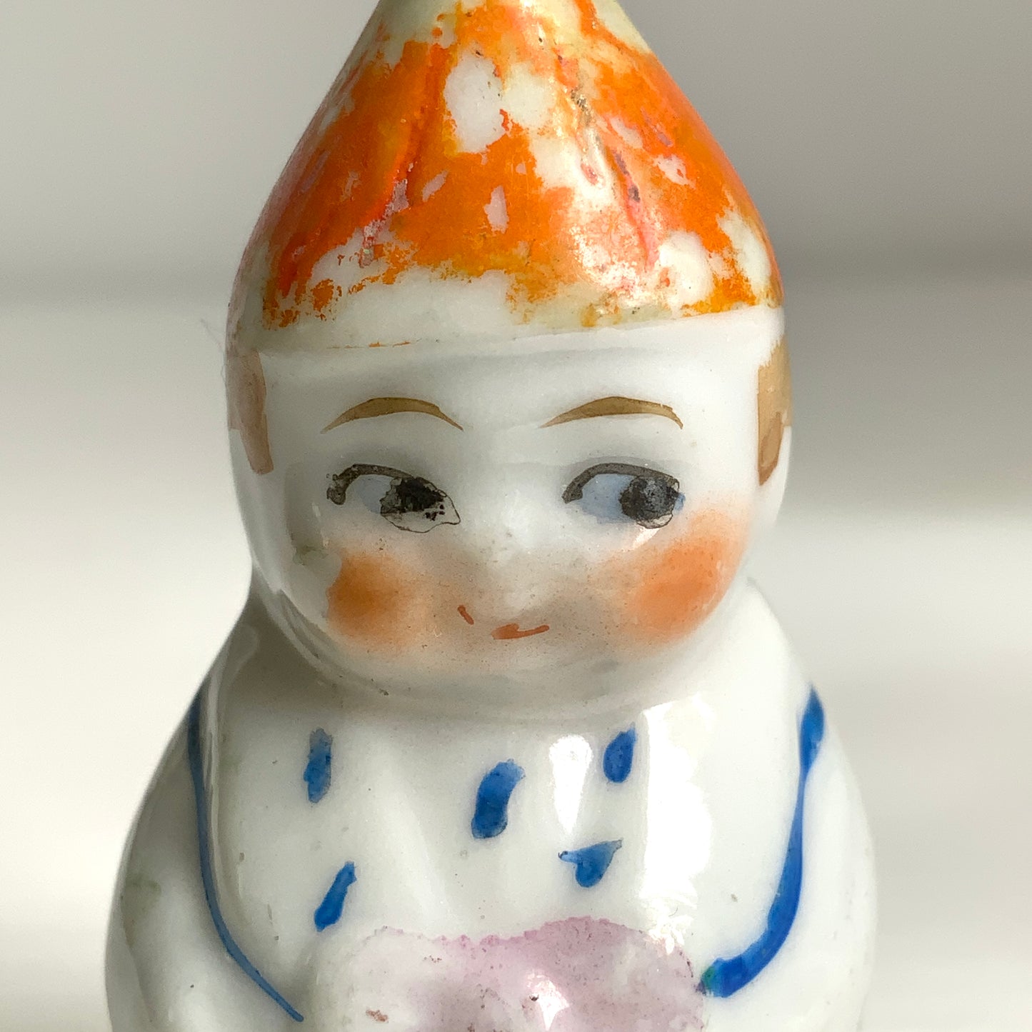 A charming vintage salt shaker modelled as a sweet child figure.  愛らしい子どもの姿をかたどったヴィンテージソルトシェイカー。