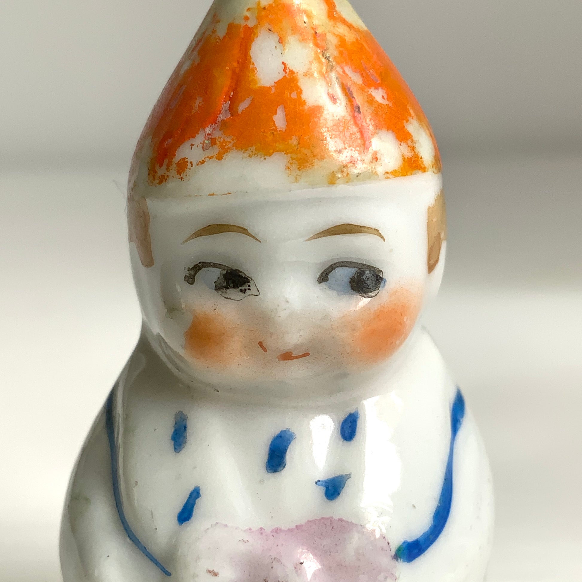 A charming vintage salt shaker modelled as a sweet child figure.  愛らしい子どもの姿をかたどったヴィンテージソルトシェイカー。