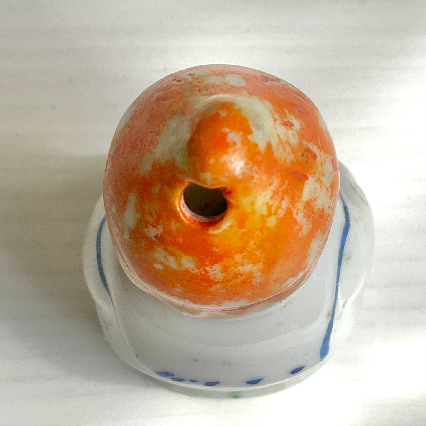 A charming vintage salt shaker modelled as a sweet child figure.  愛らしい子どもの姿をかたどったヴィンテージソルトシェイカー。