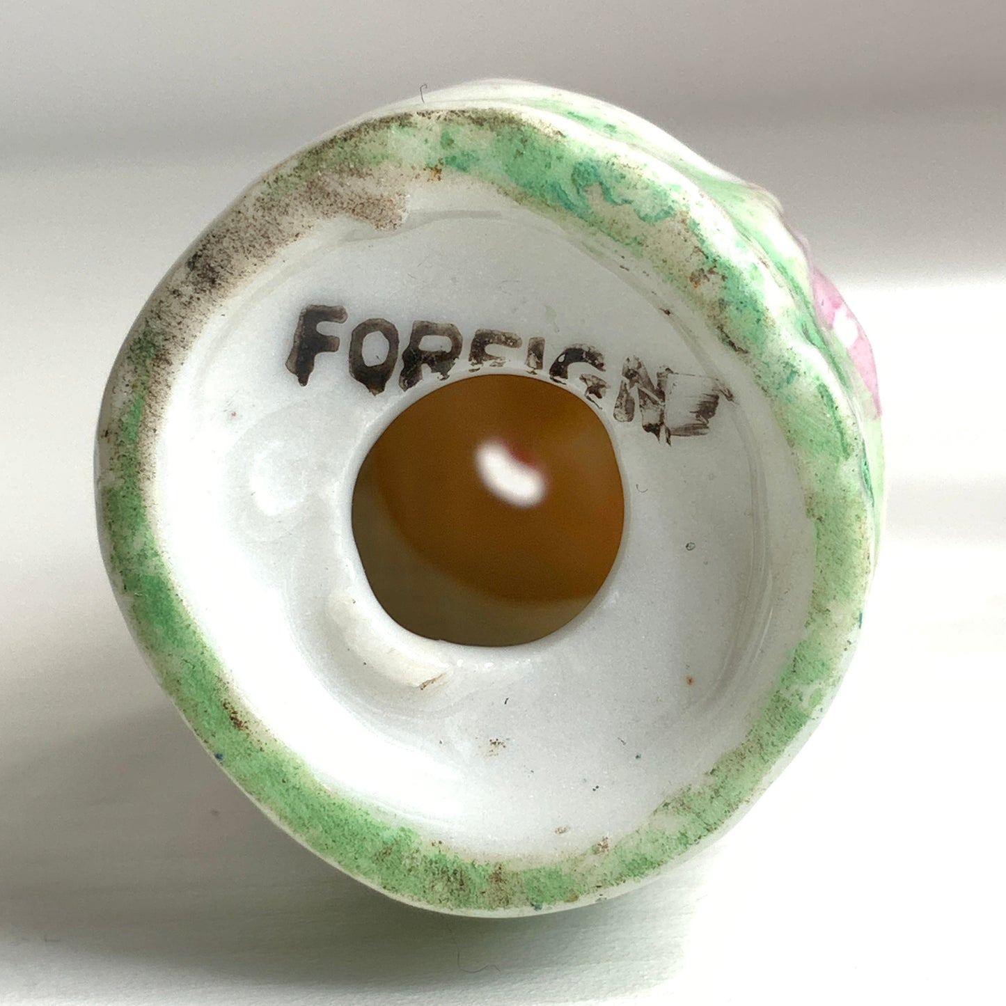 A charming vintage salt shaker modelled as a sweet child figure.  愛らしい子どもの姿をかたどったヴィンテージソルトシェイカー。