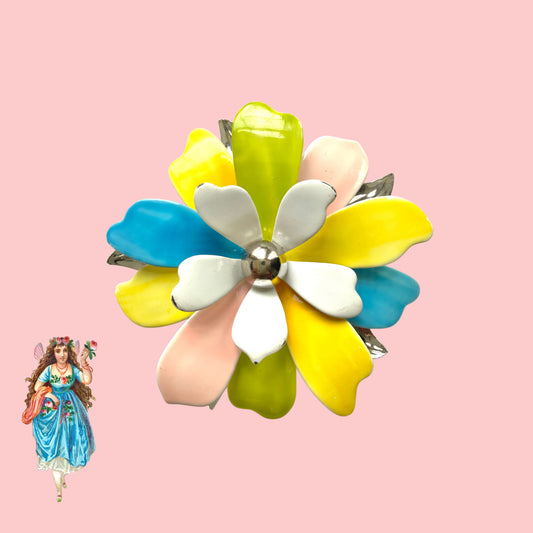 A colourful floral brooch by Sarah Coventry, dating from the 1960s. カラフルな花びらが印象的な、Sarah Coventryによる1960年代のヴィンテージブローチ。