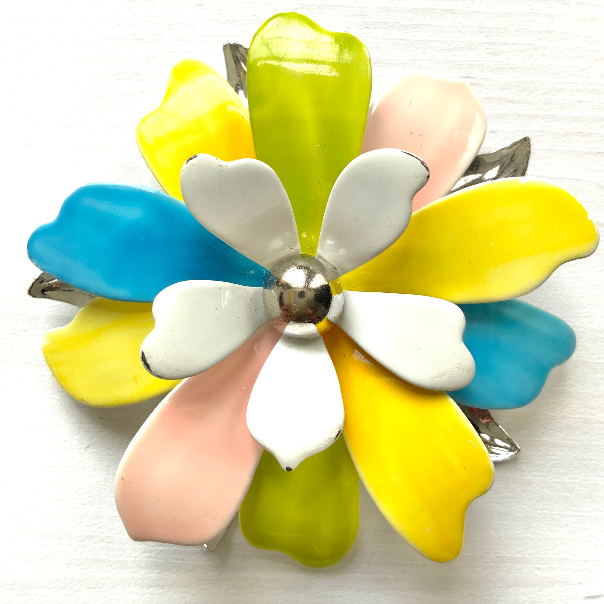 A colourful floral brooch by Sarah Coventry, dating from the 1960s. カラフルな花びらが印象的な、Sarah Coventryによる1960年代のヴィンテージブローチ。