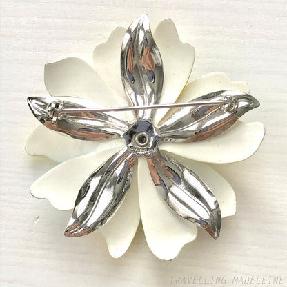 A colourful floral brooch by Sarah Coventry, dating from the 1960s. カラフルな花びらが印象的な、Sarah Coventryによる1960年代のヴィンテージブローチ。