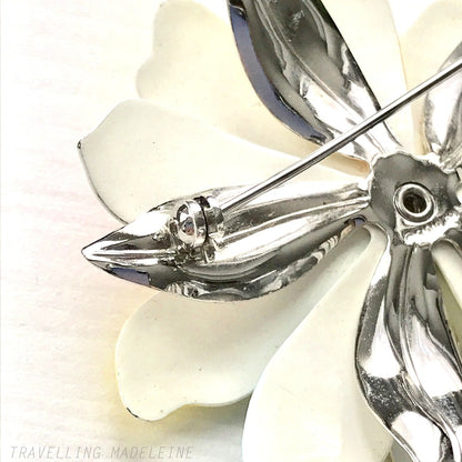 A colourful floral brooch by Sarah Coventry, dating from the 1960s. カラフルな花びらが印象的な、Sarah Coventryによる1960年代のヴィンテージブローチ。