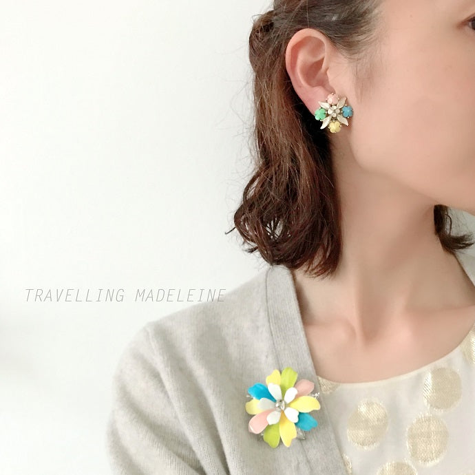 A colourful floral brooch by Sarah Coventry, dating from the 1960s. カラフルな花びらが印象的な、Sarah Coventryによる1960年代のヴィンテージブローチ。