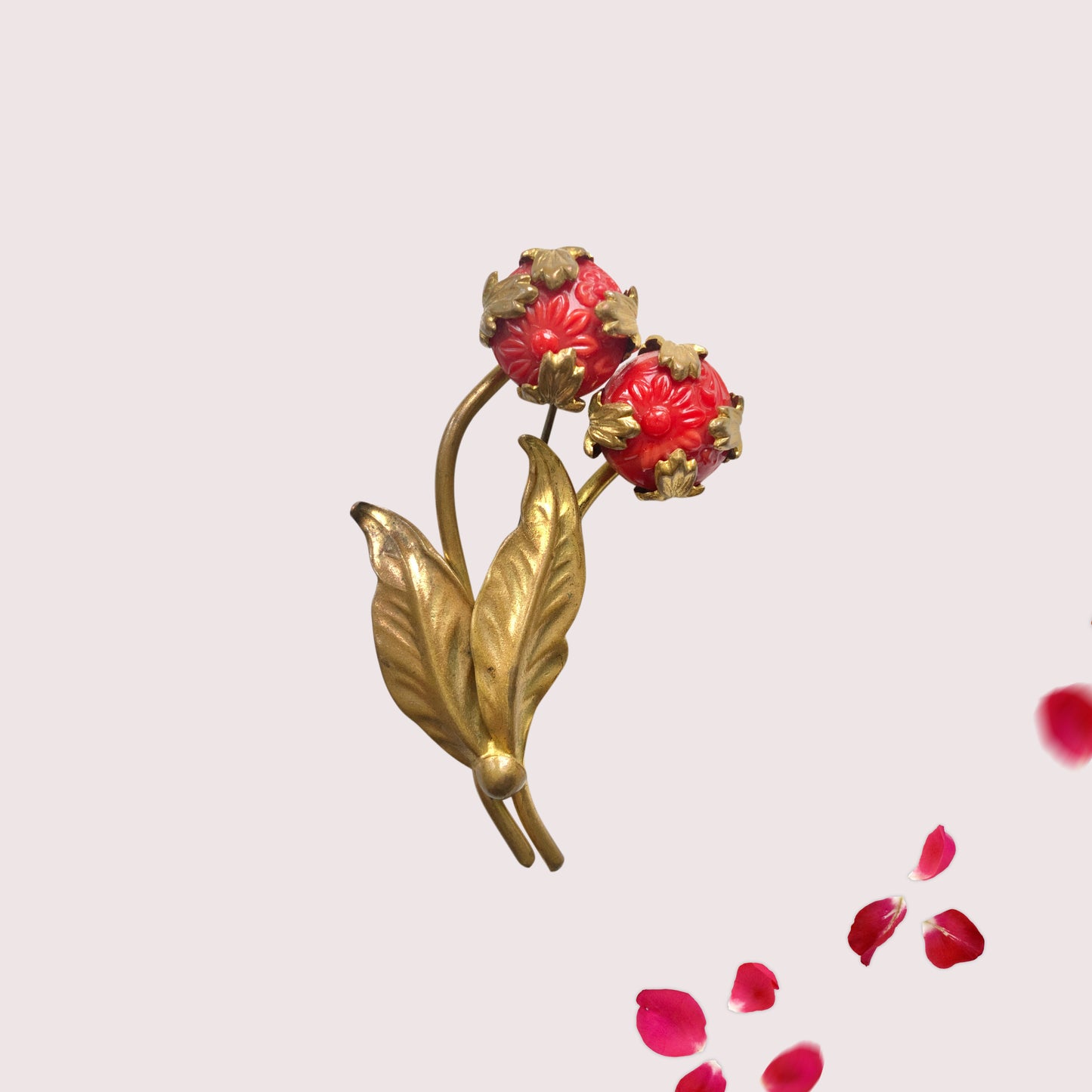 A vibrant 1940s vintage brooch featuring a pressed red glass flower. 鮮やかな赤い型押しガラスのお花が印象的な、1940年代のヴィンテージブローチ。