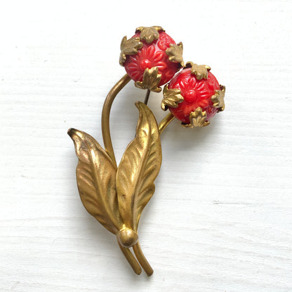 A vibrant 1940s vintage brooch featuring a pressed red glass flower. 鮮やかな赤い型押しガラスのお花が印象的な、1940年代のヴィンテージブローチ。