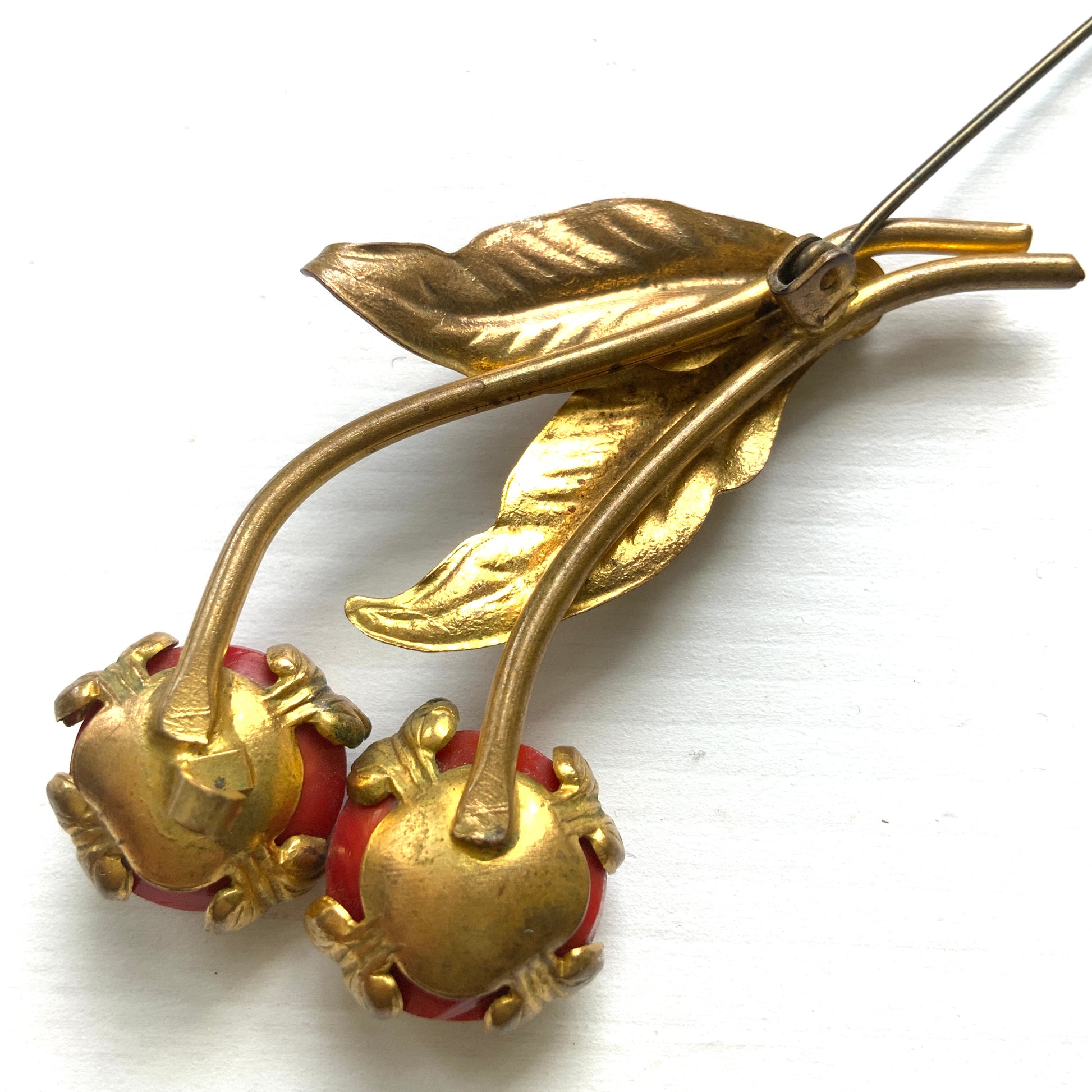 A vibrant 1940s vintage brooch featuring a pressed red glass flower. 鮮やかな赤い型押しガラスのお花が印象的な、1940年代のヴィンテージブローチ。
