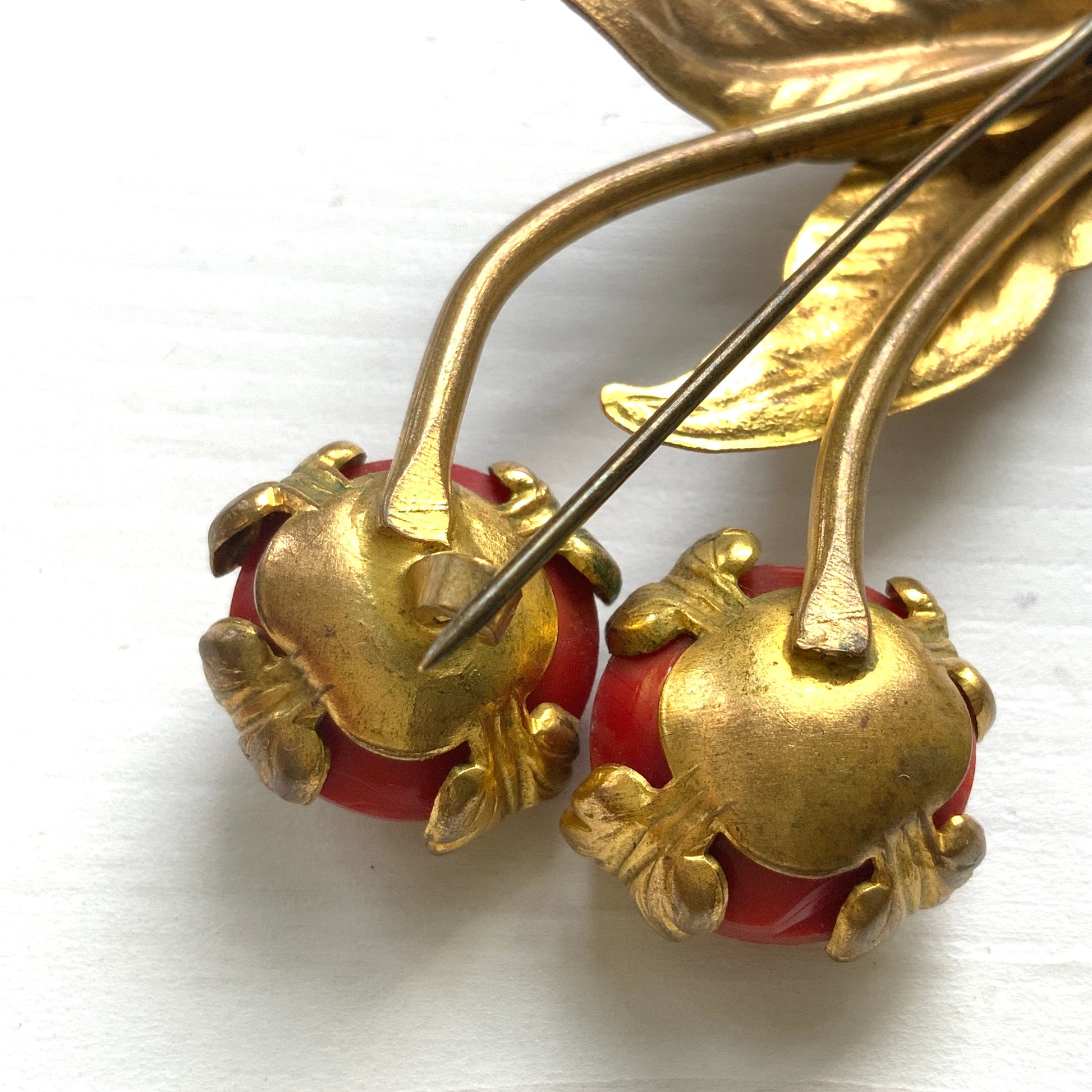 A vibrant 1940s vintage brooch featuring a pressed red glass flower. 鮮やかな赤い型押しガラスのお花が印象的な、1940年代のヴィンテージブローチ。
