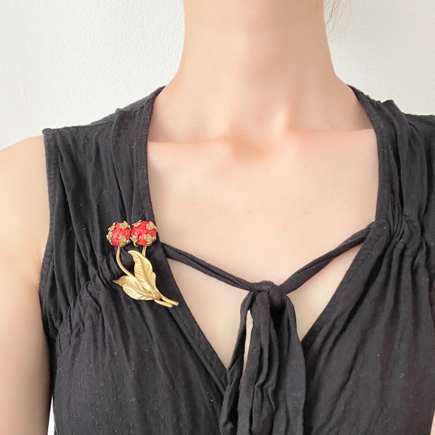 A vibrant 1940s vintage brooch featuring a pressed red glass flower. 鮮やかな赤い型押しガラスのお花が印象的な、1940年代のヴィンテージブローチ。
