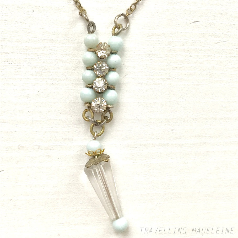 Art Deco vintage necklace featuring powder blue glass beads and rhinestones. パウダーブルーのグラスビーズとラインストーンを使用したアールデコのヴィンテージネックレス。
