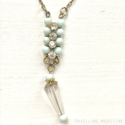 Art Deco vintage necklace featuring powder blue glass beads and rhinestones. パウダーブルーのグラスビーズとラインストーンを使用したアールデコのヴィンテージネックレス。