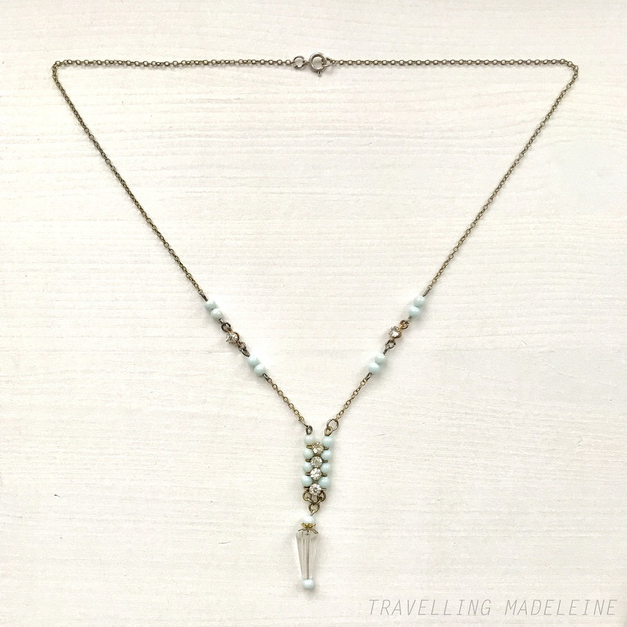 Art Deco vintage necklace featuring powder blue glass beads and rhinestones. パウダーブルーのグラスビーズとラインストーンを使用したアールデコのヴィンテージネックレス。