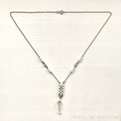 Art Deco vintage necklace featuring powder blue glass beads and rhinestones. パウダーブルーのグラスビーズとラインストーンを使用したアールデコのヴィンテージネックレス。